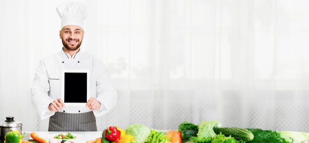 Szef kuchni prezentuje danie